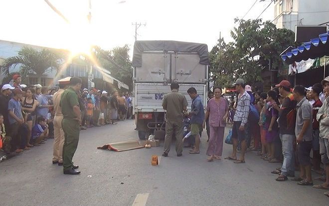 Cặp vợ chồng gào khóc thảm thiết khi con trai 2 tuổi văng khỏi tay người mẹ bị xe tải cán tử vong tại chỗ