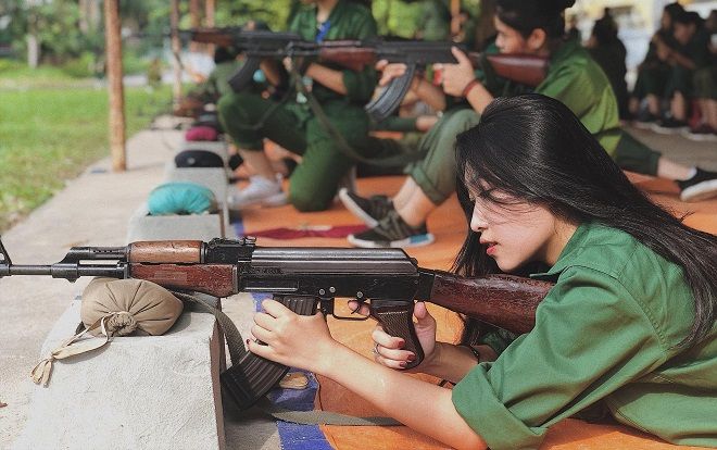 Thêm một nữ sinh ra nhập hội hot girl quân sự nhờ góc nghiêng 'thần thánh'