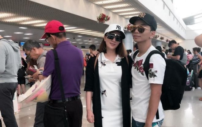 Khánh Thi diện đồ đôi cùng chồng xuất ngoại lần đầu sau lùm xùm trầm cảm, tan vỡ