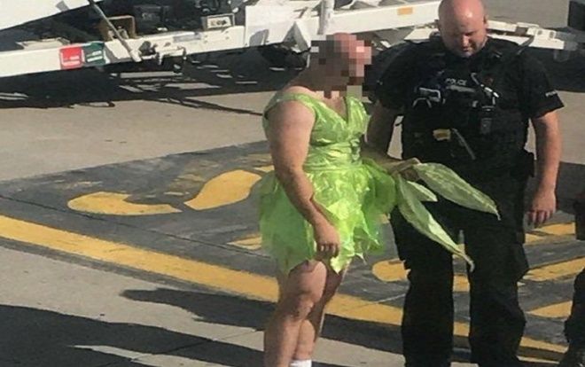 Nam hành khách mặc váy, say xỉn còn đòi giết người trên máy bay