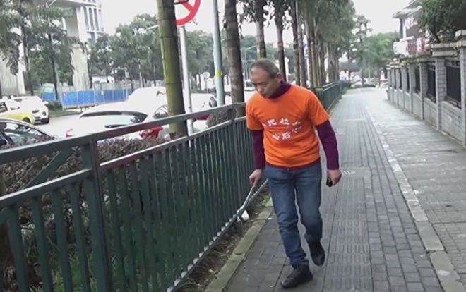 Triệu phú rong ruổi khắp đường phố nhặt rác suốt 3 năm