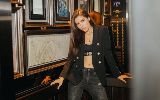 Minh Tú trổ tài catwalk điêu luyện giữa sảnh khách sạn, vừa 'quẩy' vừa với tay mở đèn