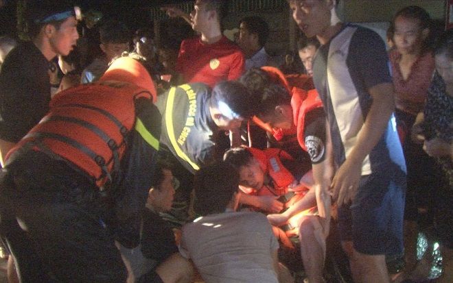 Hai chiến sĩ bị thương nặng khi giúp người dân di dời khỏi vùng lũ