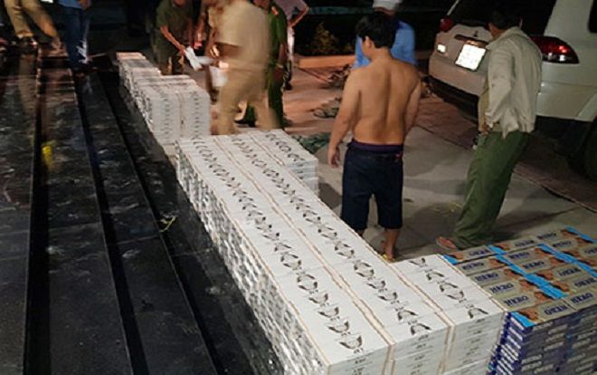 CSGT TP.HCM vây bắt 2 anh em ruột buôn lậu trốn trong bãi cỏ