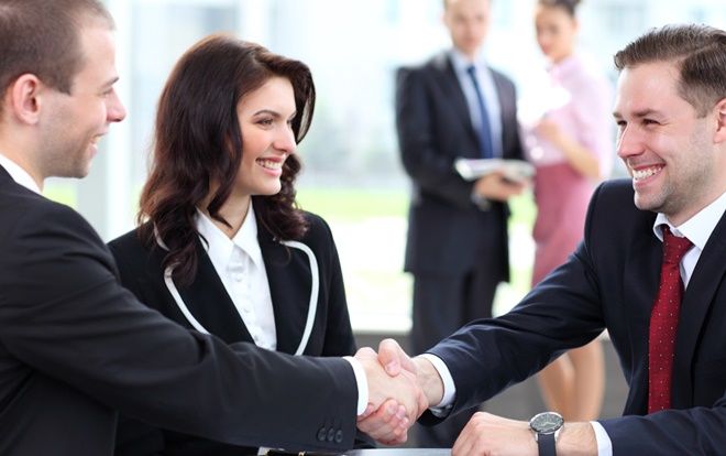 Bị nhân viên hồn nhiên nói xấu sau lưng, vị sếp tỉnh nhất năm dùng một chiêu khiến cả 2 bạn nữ sợ tái mặt