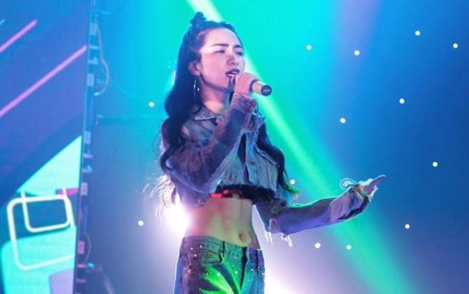 Hòa Minzy khoe eo thon sau thời gian giảm cân bằng chuối và khoai lang