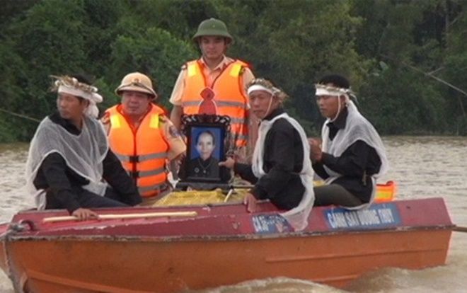 Xót xa cảnh đưa tang trên dòng lũ và công trình chục tỷ 'lở loét' sau mưa