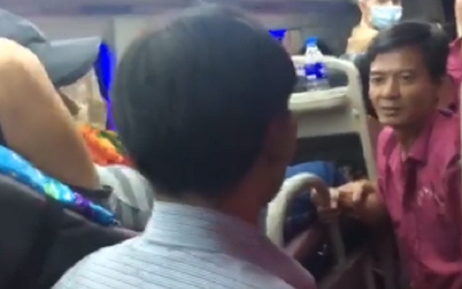 Clip khách bị hành hung, đuổi xuống đường trong đêm tối vì phản ứng gay gắt khi phát hiện phụ xe có dấu hiệu say xỉn