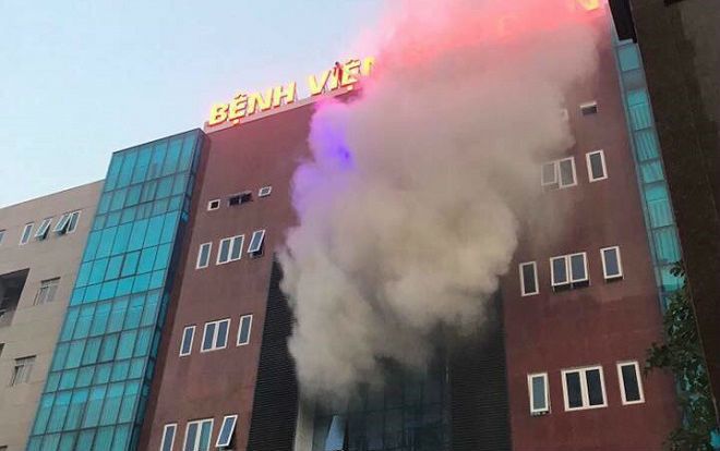 Biển quảng cáo bệnh viện bùng cháy dữ dội, nhiều người nhà bệnh nhân hốt hoảng