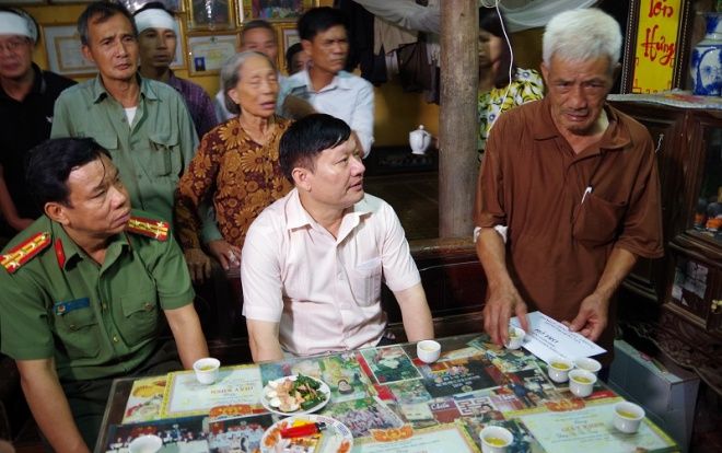 Chủ tịch tỉnh Hưng Yên thăm hỏi và chia sẻ nỗi đau với thân nhân gia đình hai vợ chồng bị kẻ lạ đột nhập sát hại