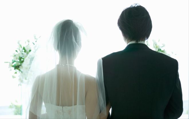 Cô dâu thường đứng bên trái chú rể trong lễ cưới và nguồn gốc đáng sợ ít người biết