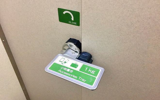 Chốt cửa thông minh ở Nhật giúp bạn chẳng bao giờ quên đồ ở WC