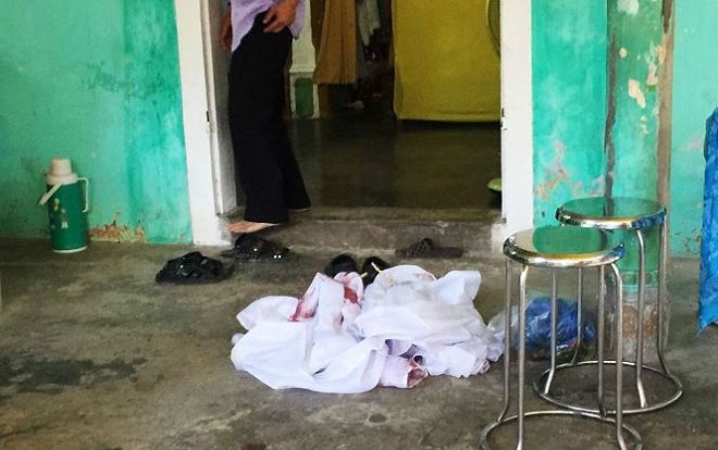 Đến đưa tang bạn, người đàn ông bị con trai của bạn dùng dao cứa cổ tử vong