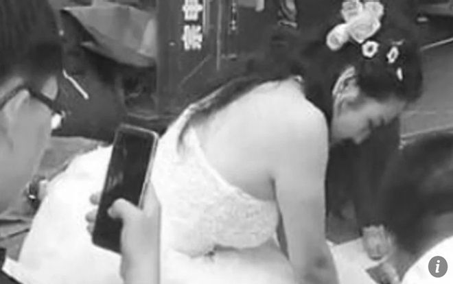 Đang chụp ảnh cưới, cô dâu bỏ mặc chú rể để làm điều này và nhận vô vàn lời khen