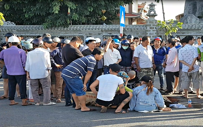 Người thân khóc nức nở bên thi thể nam thanh niên 16 tuổi tử vong nghi sau va chạm với xe tải