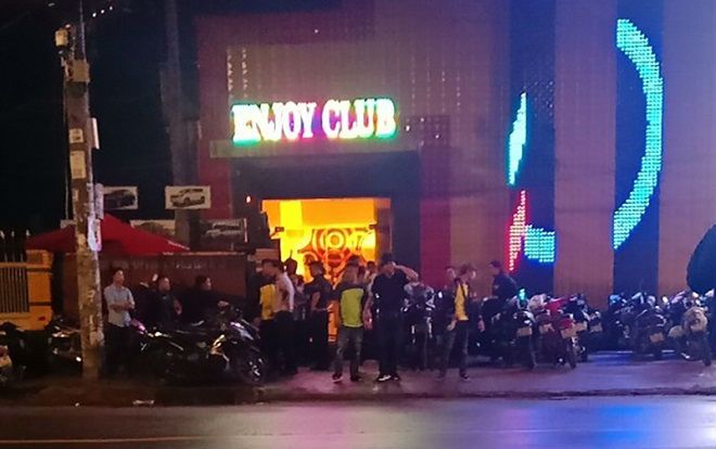 Mâu thuẫn tại quán bar, 2 nhóm thanh niên cầm hung khí lao vào hỗn chiến