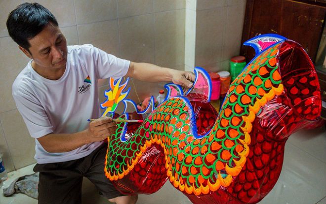 Gia đình hai thế hệ làm đèn lồng khổng lồ ở Sài Gòn