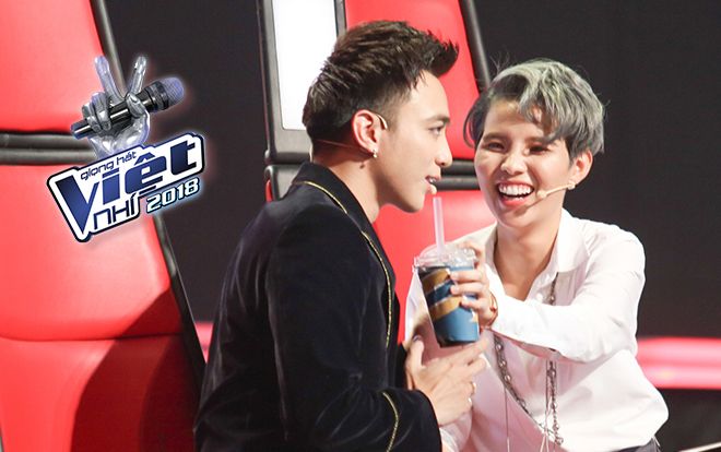 Soobin Hoàng Sơn - Vũ Cát Tường 'share' nhau cốc nước, mang 'đủ thứ quà' tung chiêu tại vòng Giấu mặt