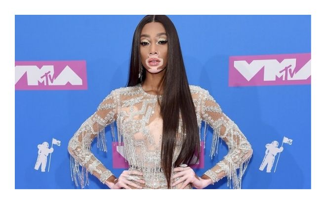 Loạt sao hở bốc lửa gây sốc trên thảm hồng MTV Video Music Awards 2018