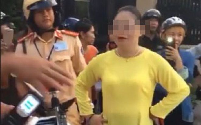 Chồng bị yêu cầu đưa ô tô về trụ sở, người phụ nữ chỉ thẳng mặt CSGT lăng mạ và cấm tất cả quay clip