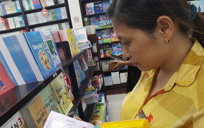 Sách lớp 1 hết sạch, phụ huynh TPHCM ngao ngán