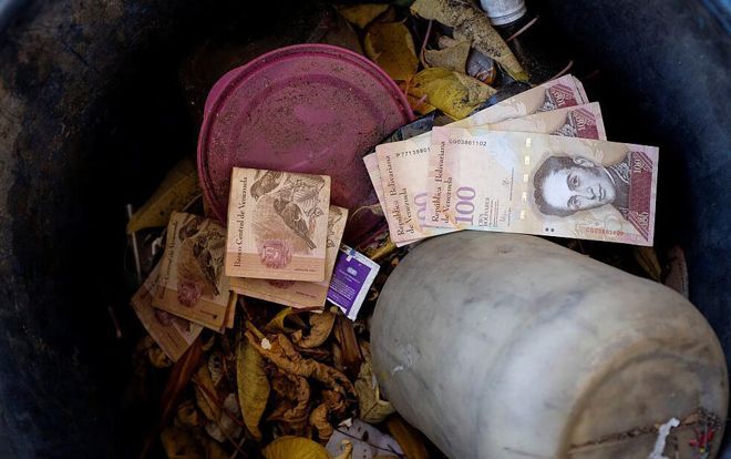 Mắc kẹt trong lạm phát phi mã, người dân Venezuela vứt tiền vào sọt rác không thương tiếc