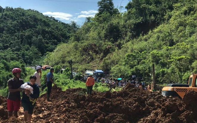 Hàng trăm người chờ đợi giữa trời nắng do Quốc lộ 7 bị sạt lở