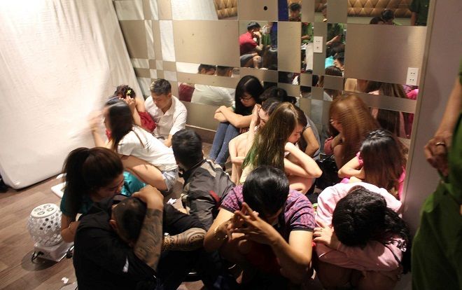 Ập vào quán karaoke tại Sài Gòn, phát hiện 40 dân chơi say sưa tổ chức tiệc ma túy tập thể