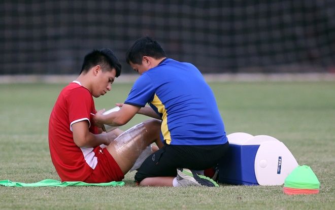 U23 Việt Nam - U23 Bahrain: Đình Trọng chấn thương, thầy Park làm điều kỳ lạ!