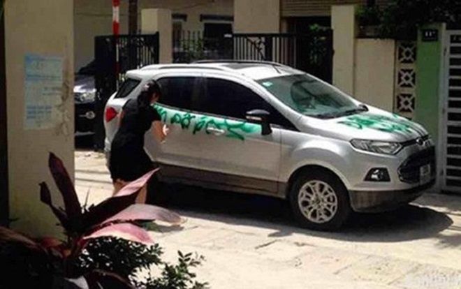 1001 cái kết đắng khi tài xế đỗ ô tô chắn cửa nhà dân