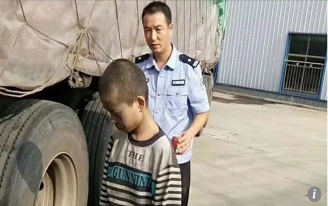 Cậu bé bám dưới gầm xe tải vượt 1000 km suốt 8 tiếng