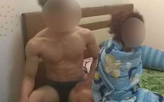 Bị bắt quả tang đang 'hành sự' cùng nhân tình tại nhà nghỉ, cô vợ vẫn trơ trẽn cười nhạo ôm ấp tình trẻ nũng nịu trước mặt chồng