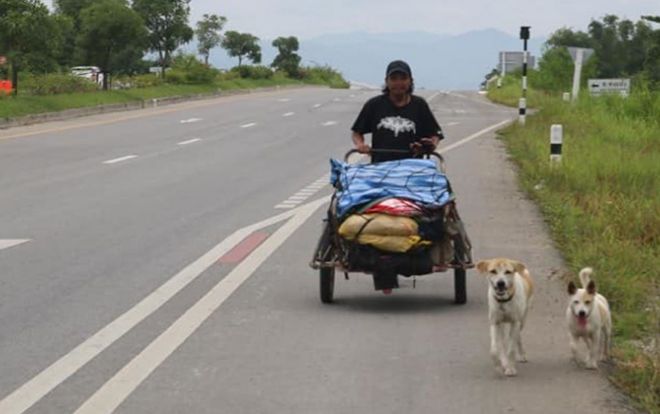 Người đàn ông đi bộ hơn 1.500 km trong một năm rưỡi để rải tro cốt bạn gái