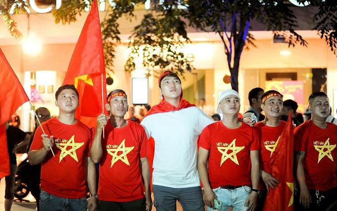 Hàng nghìn cổ động viên mặc áo cờ đỏ sao vàng xuống đường 'tiếp lửa' cho đội tuyển Olympic Việt Nam giành vé vào tứ kết