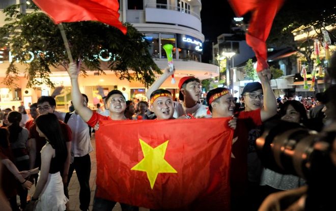 Vỡ òa cảm xúc khi Việt Nam chiến thắng 1-0, người Sài Gòn tràn ra đường ăn mừng