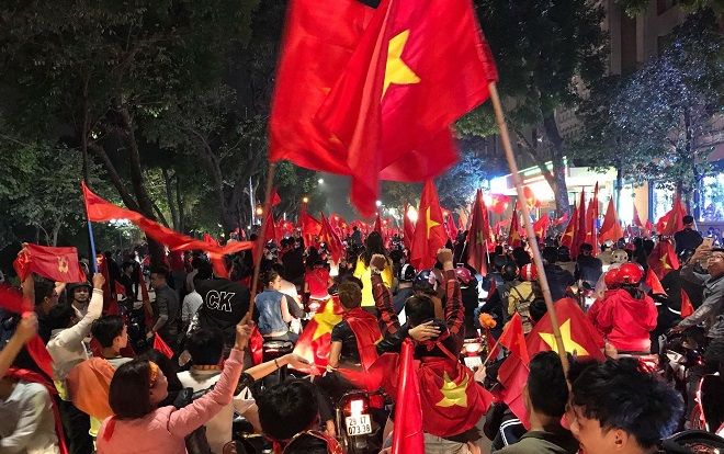 Bóng đá Việt Nam viết thêm trang sử mới, CĐV 'hò hét' gọi tên Công Phượng, mặc áo cờ đỏ sao vàng xuống đường đi bão