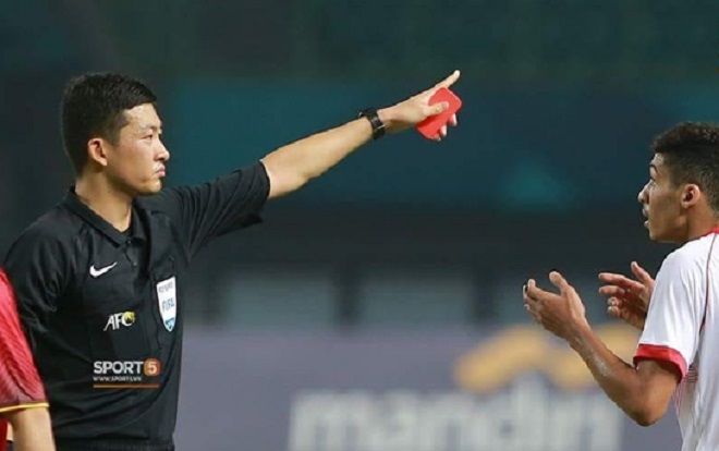 Đã đẹp trai còn công tâm, trọng tài bắt trận Việt Nam - Bahrain khiến chị em mê mẩn