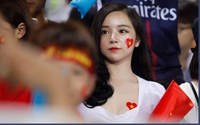 Báo chí nước ngoài đưa tin về hot girl Việt: Người được khen hết lời, kẻ bị chê tơi tả