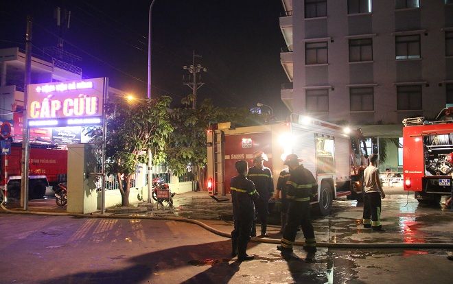 Cháy kho vật tư ở Bệnh viện Đà Nẵng, người nhà hốt hoảng di chuyển bệnh nhân