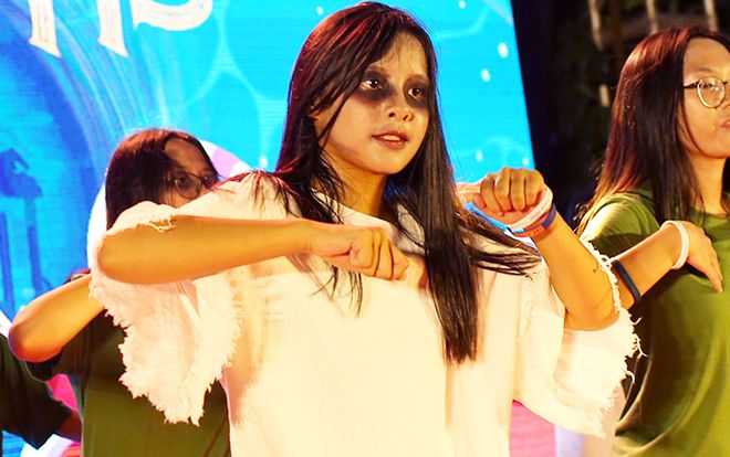 'Lầy' như teen THPT Chuyên Tự nhiên: Tháng cô hồn, có ngay 'Cô hồn' trên sân khấu prom đầu năm học