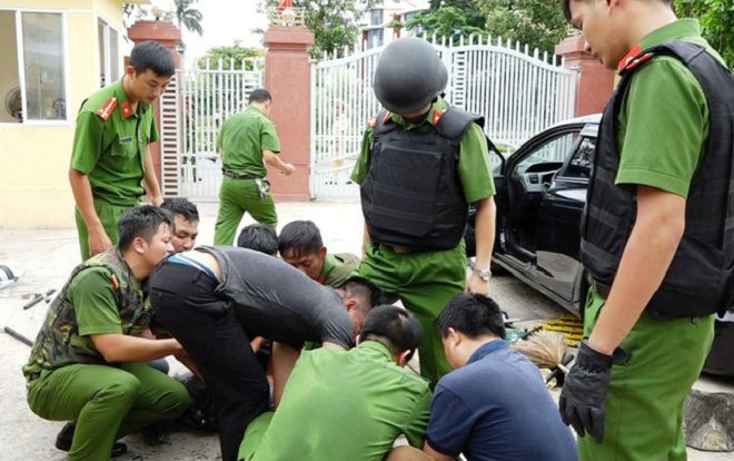 2 giờ khống chế kẻ cầm dao xông vào trụ sở Công an chửi bới, đe dọa chém giết