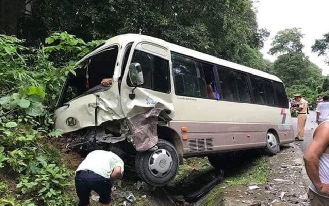 Xe khách và xe con nát bét đầu sau va chạm kinh hoàng, 1 tài xế bị gãy tay chân