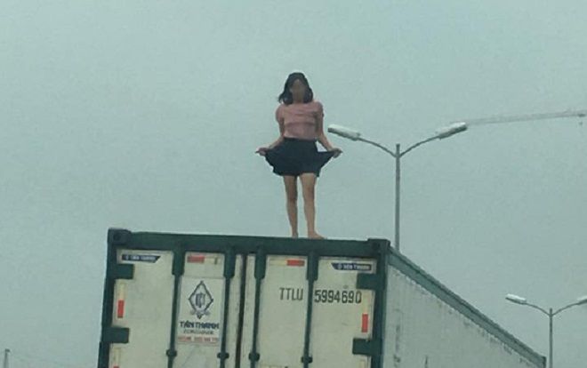 Hú hồn cảnh người phụ nữ mặc váy 'múa may quay cuồng' trên nóc thùng xe container