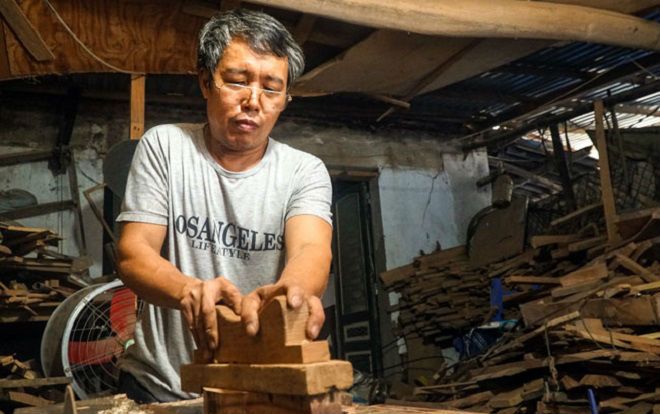 Clip: Nghệ nhân 35 năm giữ nghề đục khuôn bánh trung thu cổ truyền