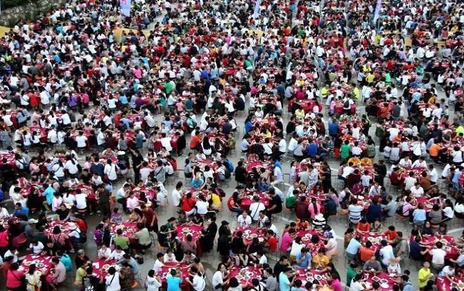 Choáng với cảnh 20.000 người đổ xô ăn tiệc giá rẻ