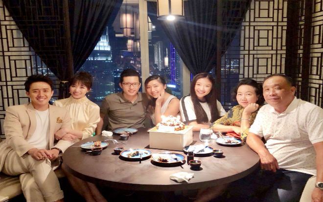 Vợ chồng Hari Won - Trấn Thành tưng bừng mở tiệc chúc mừng sinh nhật bố