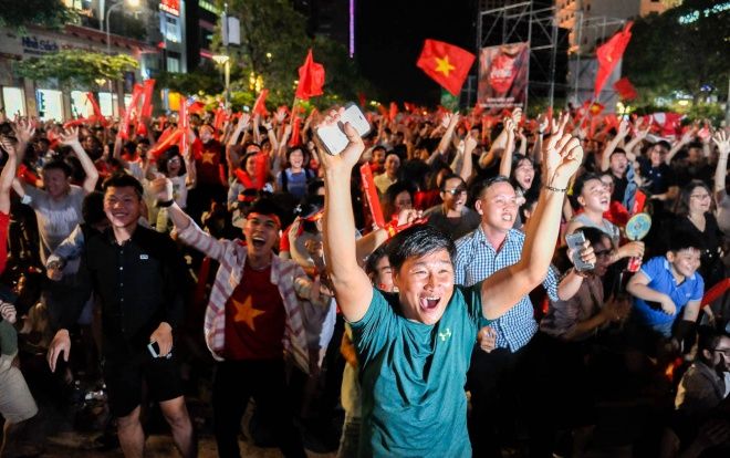 Cổ động viên vỡ òa hạnh phúc trước chiến thắng 1 - 0 của Văn Toàn, Việt Nam tiến thẳng vào bán kết ASIAD 2018