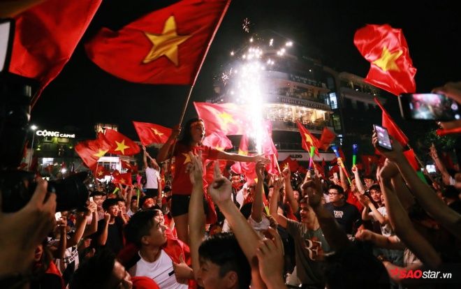 Nhìn lại khoảnh khắc lịch sử Olympic Việt Nam: Khi sắc đỏ rợp trời, tiếng hò reo mừng chiến thắng vang dội khắp 3 miền