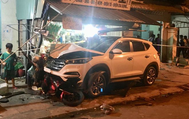 Xe du lịch lao lên vỉa hè tông 2 người tử vong, 4 người khác bị thương