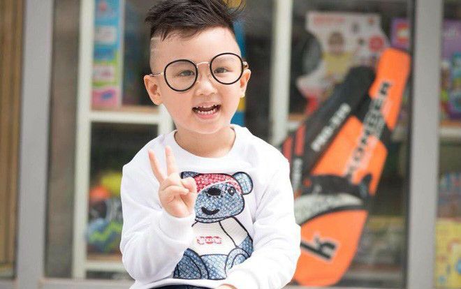 Cậu bé được bố giấu mẹ dẫn đi 'bão' mừng Olympic Việt Nam chiến thắng liên tục hát 'Việt Nam ơi, Việt Nam ơi!' sau khi trở về nhà